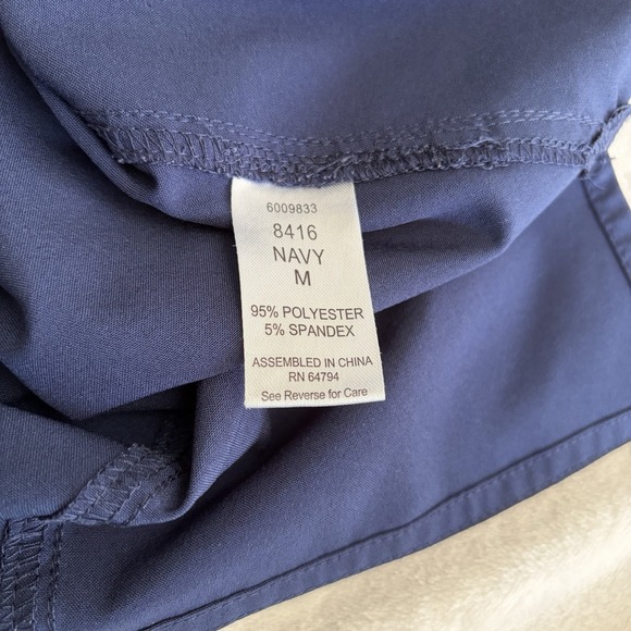 Med Couture Womens Scrub Top Size MediumBlue Short Sleeve Pockets Medical V Neck - Picture 4 of 7